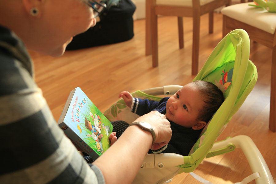 Reading with Oma